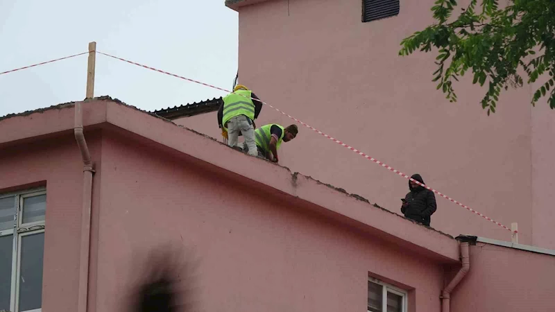 Fırtına az kalsın faciaya yol açacaktı, o anlar güvenlik kamerasına yansıdı
