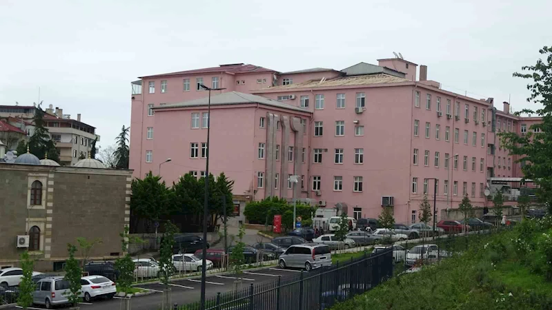 Fırtına az kalsın faciaya yol açacaktı, o anlar güvenlik kamerasına yansıdı
