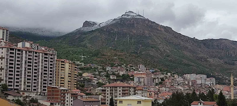 Gümüşhane’de mayıs ayında sürpriz kar yağışı
