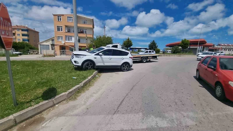 Sinop’ta otomobil elektrik direğine çarptı: 2 yaralı
