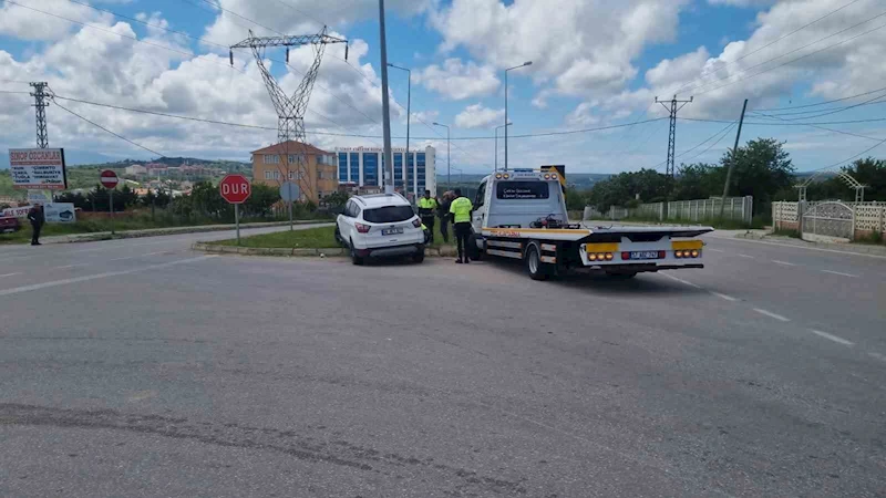 Sinop’ta otomobil elektrik direğine çarptı: 2 yaralı
