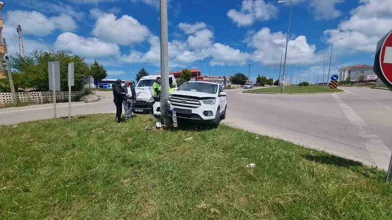 Sinop’ta otomobil elektrik direğine çarptı: 2 yaralı
