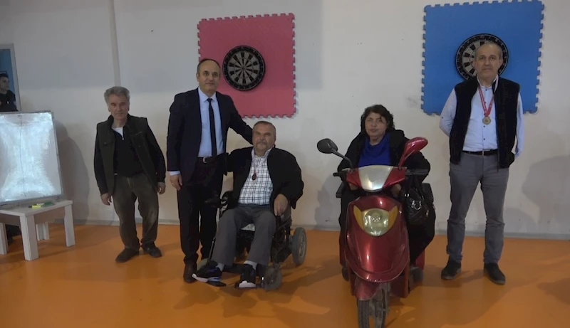 Dart yarışmasında engelli vatandaşlar hünerlerini sergiledi
