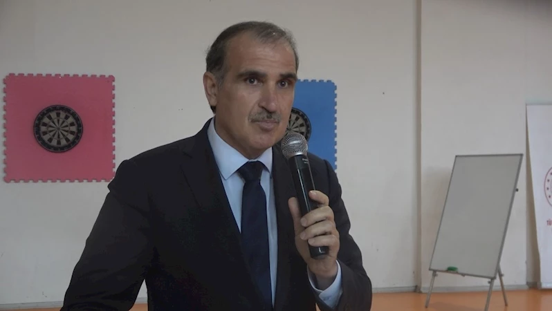 Dart yarışmasında engelli vatandaşlar hünerlerini sergiledi
