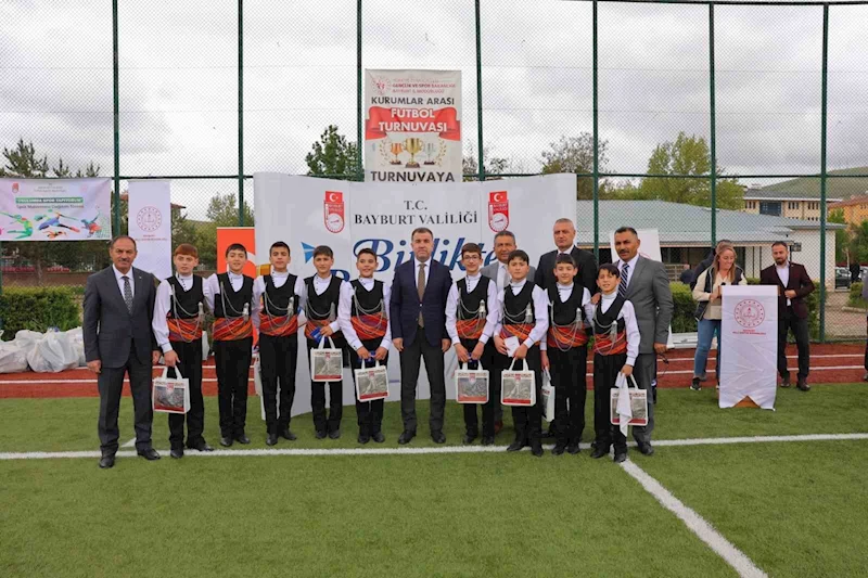 Bayburt’ta ilköğretim ve ortaokul öğrencilerine spor malzemeleri dağıtıldı
