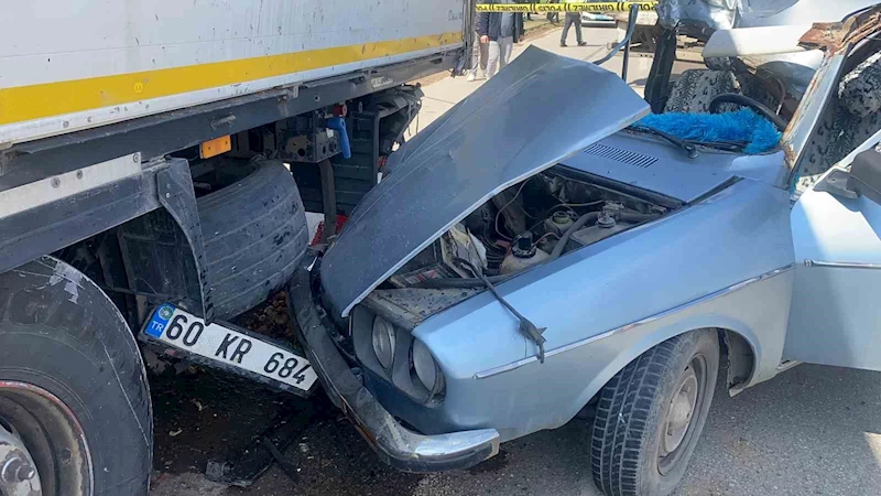 Tırın altına giren otomobilde hayatını kaybetti
