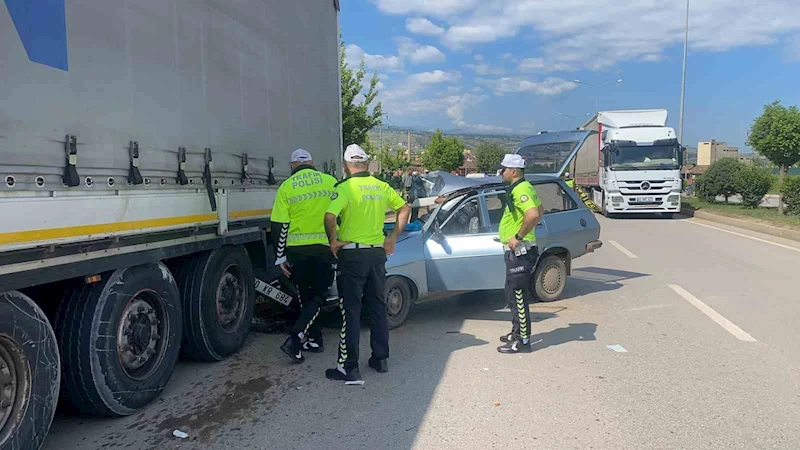 Tırın altına giren otomobilde hayatını kaybetti
