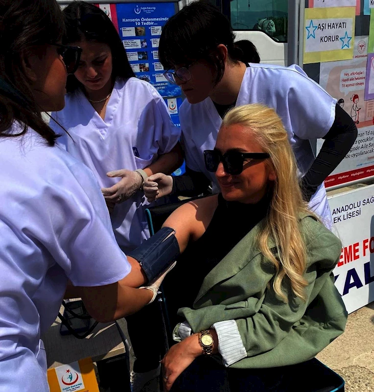 Hastane bahçesinde ücretsiz sağlık taraması yaptılar

