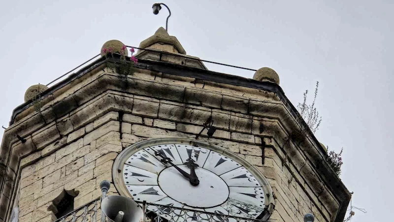 Tarihi saat kulesinin tepesindeki esrarengiz lamba
