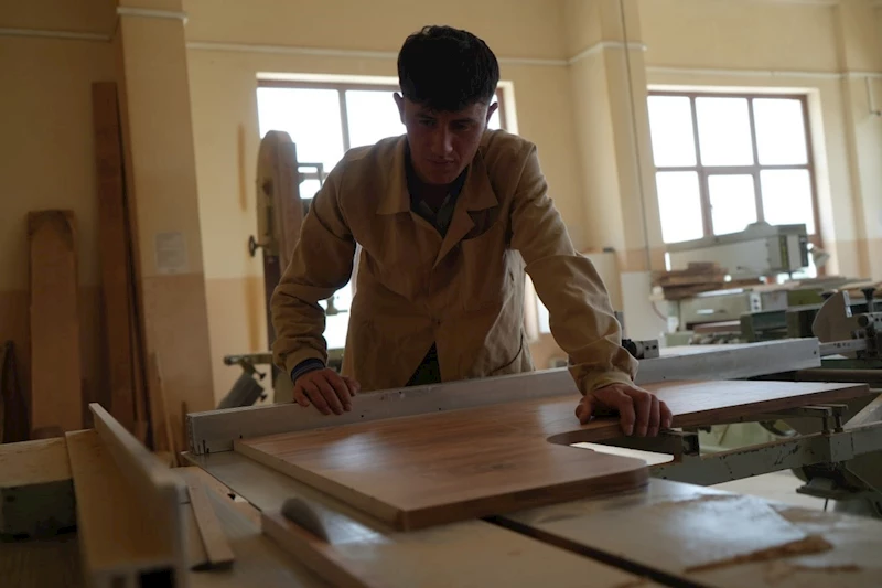 Fabrika gibi lisede arı gibi çalışan öğrenciler atık malzemelerden ahşap eşyalar üretiyorlar
