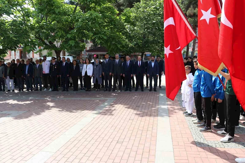 Taşova’da 19 Mayıs çelengi sunuldu
