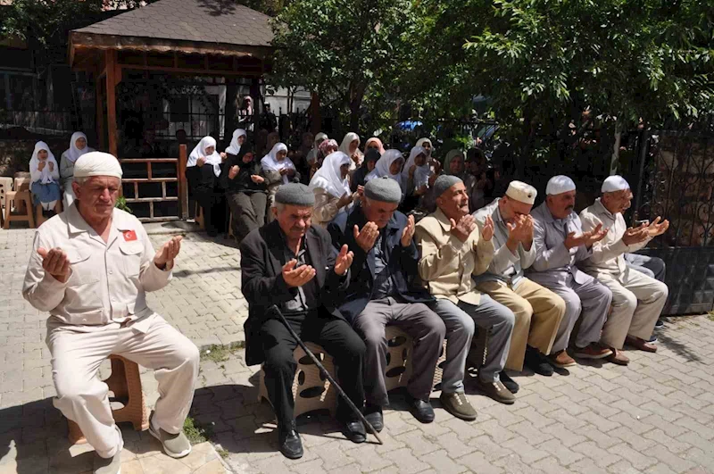 Kutsal topraklara dualarla uğurlandılar
