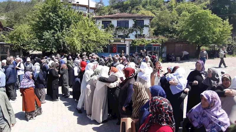 Kutsal topraklara dualarla uğurlandılar
