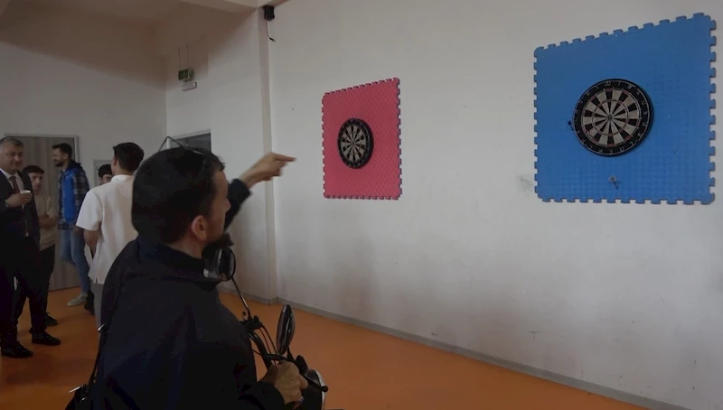 Dart yarışmasında engelli vatandaşlar hünerlerini sergiledi
