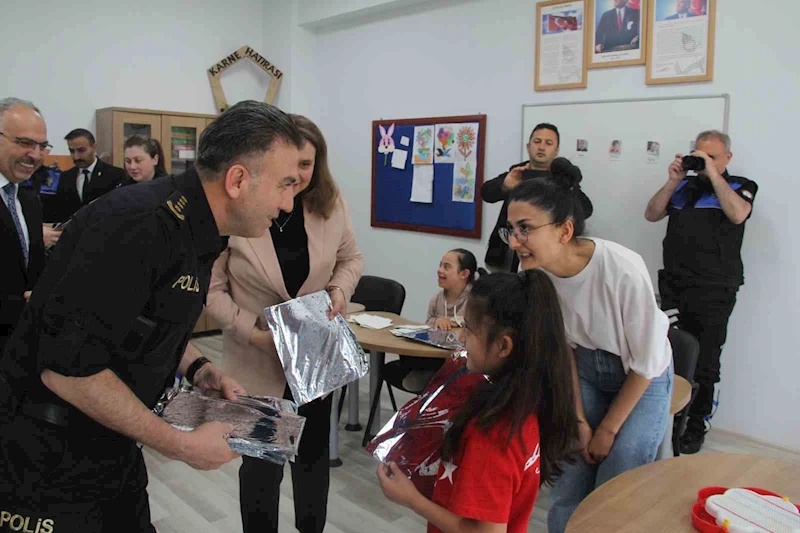 Emniyet Müdürü Pehlivan özel bireylerle müzik eşliğinde oynadı
