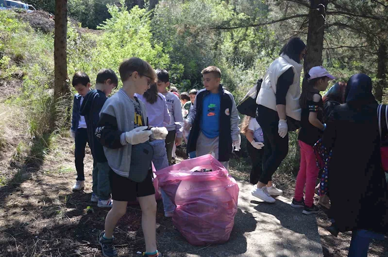 Çöp toplayıp fidan diktiler
