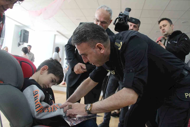 Emniyet Müdürü Pehlivan özel bireylerle müzik eşliğinde oynadı
