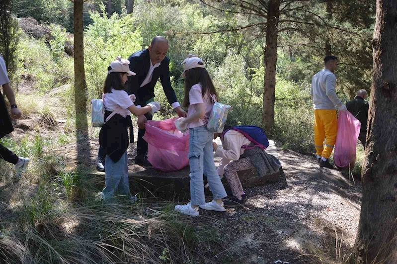 Çöp toplayıp fidan diktiler
