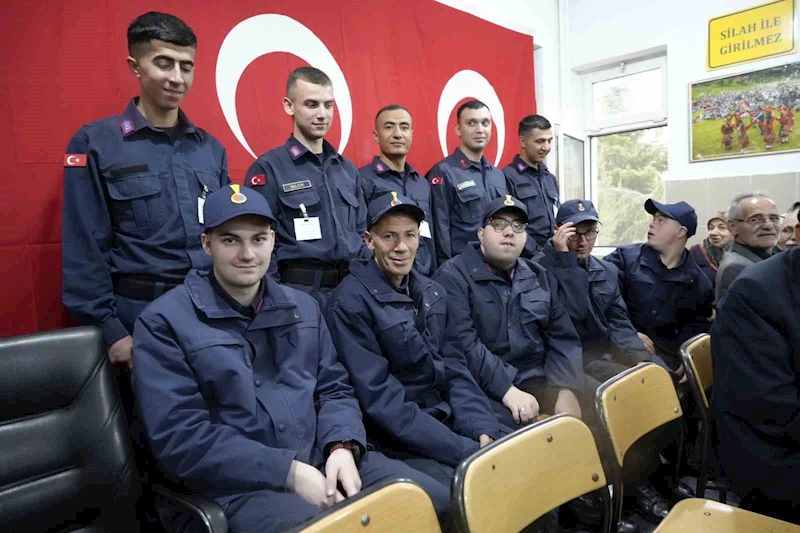 Bir günlüğüne çakı gibi asker oldular
