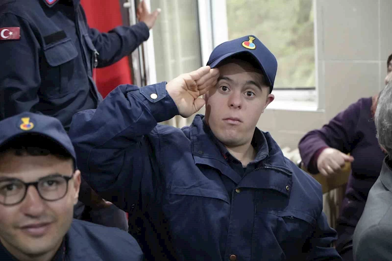 Bir günlüğüne çakı gibi asker oldular
