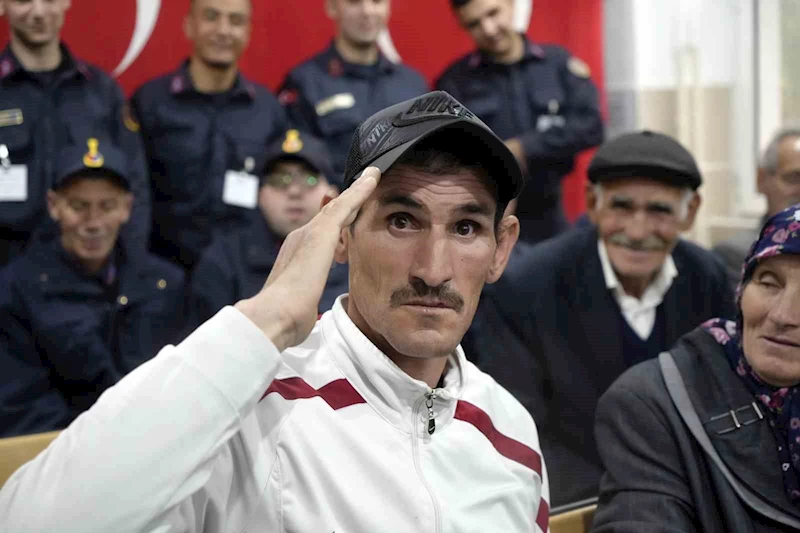 Bir günlüğüne çakı gibi asker oldular
