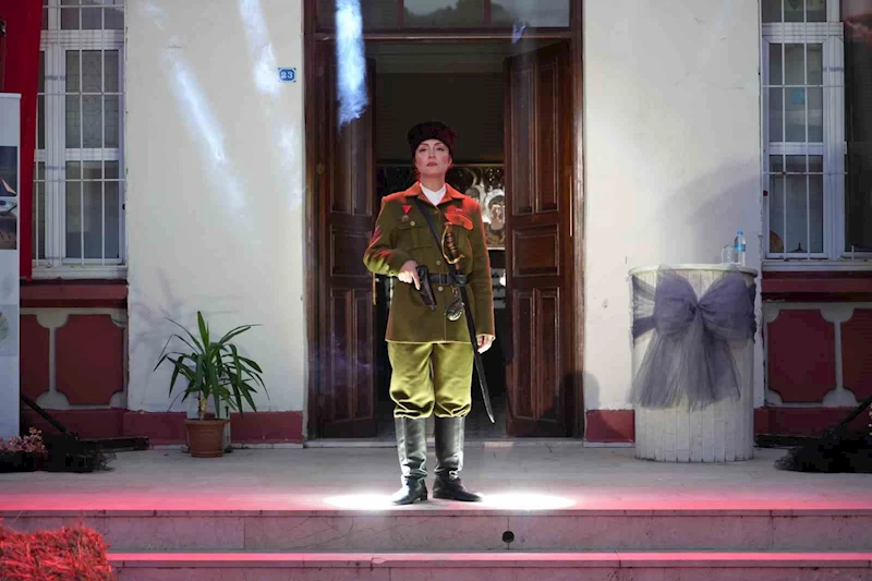 Milli Mücadele’nin kadın kahramanlarının giydiği kıyafetler defilede sahnelendi
