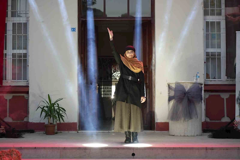 Milli Mücadele’nin kadın kahramanlarının giydiği kıyafetler defilede sahnelendi
