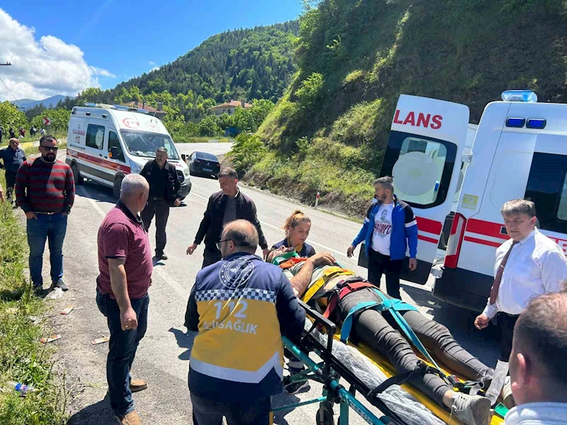 Kastamonu’da meşrubat yüklü kamyon tarlaya devrildi: 2 yaralı
