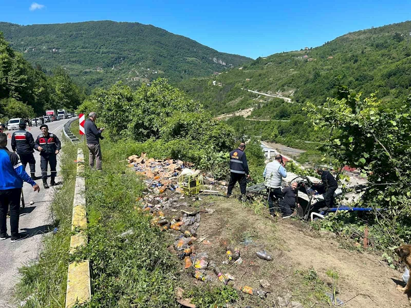 Kastamonu’da meşrubat yüklü kamyon tarlaya devrildi: 2 yaralı
