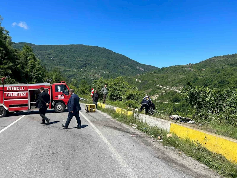 Kastamonu’da meşrubat yüklü kamyon tarlaya devrildi: 2 yaralı
