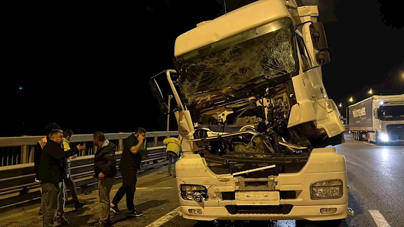 Kağıt gibi ezilen tırdan yara almadan kurtuldu
