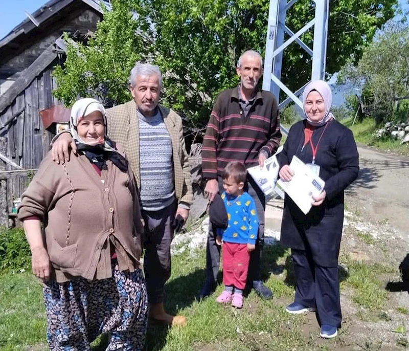 Köy köy gezen ekiplerden vatandaşlara kene bilgilendirmesi
