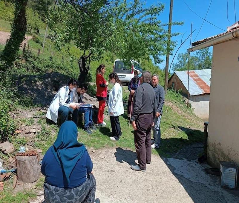 Köy köy gezen ekiplerden vatandaşlara kene bilgilendirmesi
