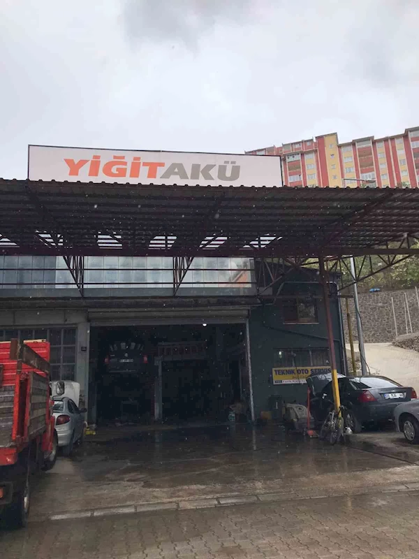 Çatıdan düşen reklamcı kurtarılamadı
