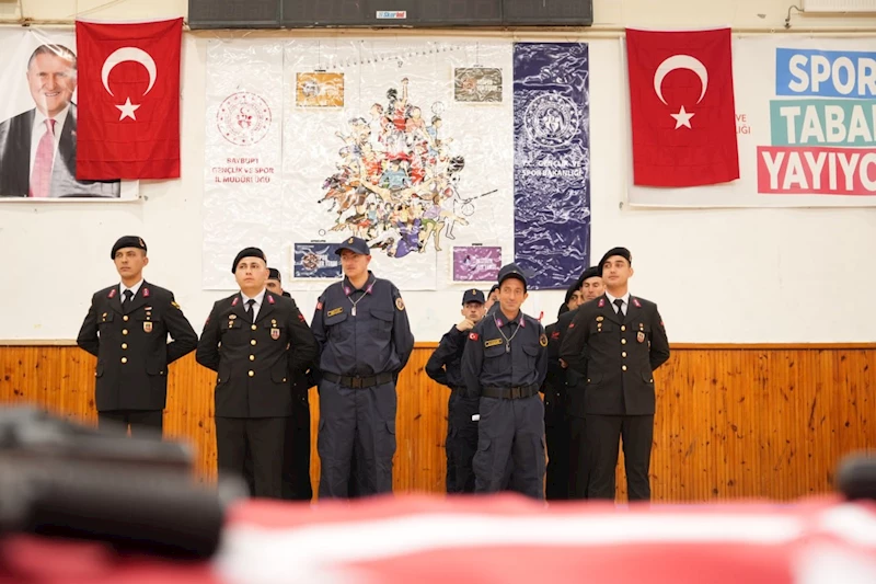 Temsili askerlik töreni öncesi duygusal anlar yaşandı: Oğlunu asker eden anne gözyaşlarını tutamadı

