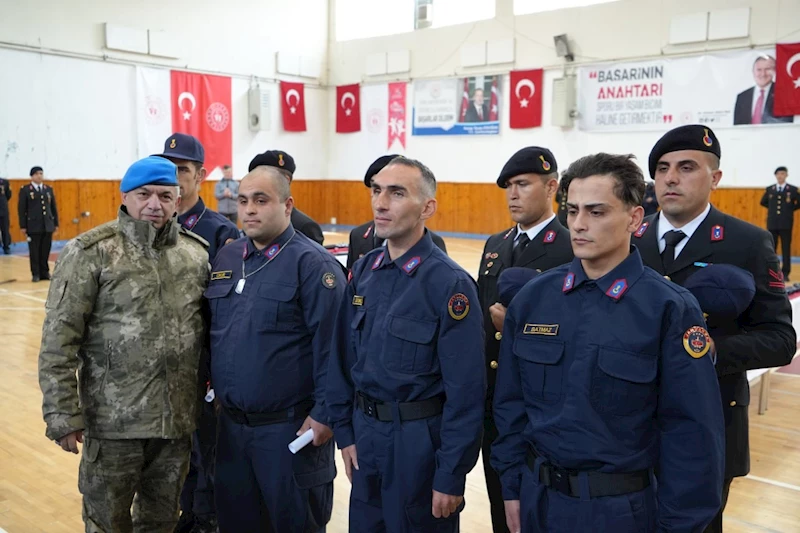 Temsili askerlik töreni öncesi duygusal anlar yaşandı: Oğlunu asker eden anne gözyaşlarını tutamadı
