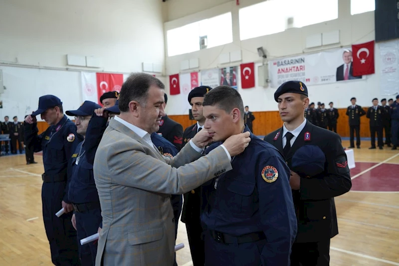 Temsili askerlik töreni öncesi duygusal anlar yaşandı: Oğlunu asker eden anne gözyaşlarını tutamadı
