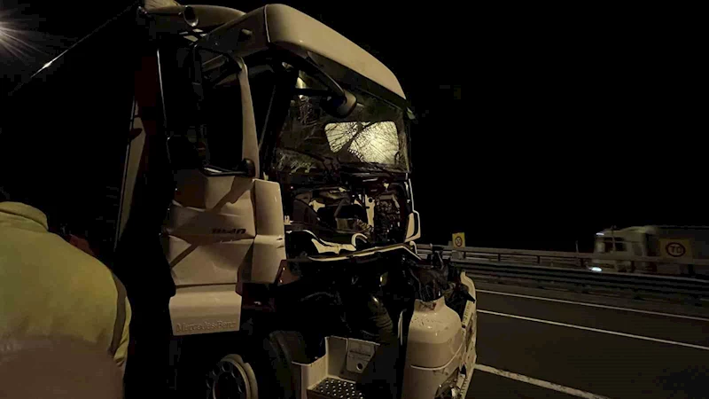 Kağıt gibi ezilen tırdan yara almadan kurtuldu
