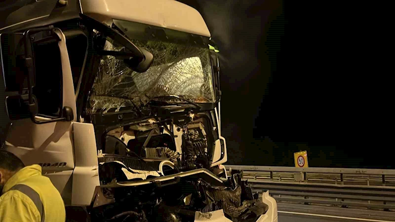 Kağıt gibi ezilen tırdan yara almadan kurtuldu
