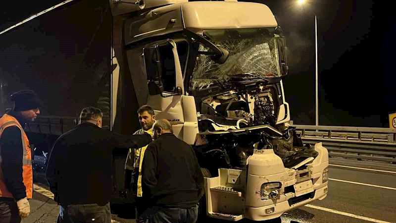 Kağıt gibi ezilen tırdan yara almadan kurtuldu
