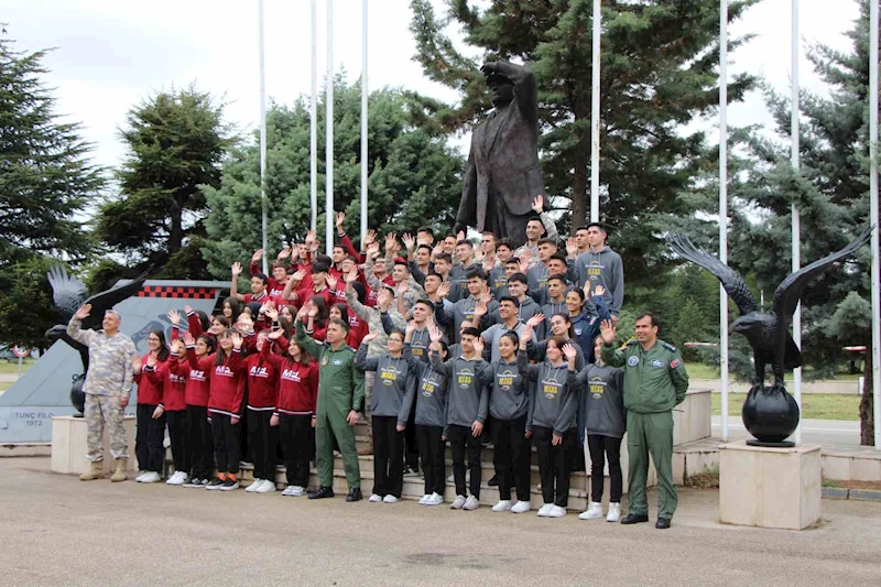 Merzifon 5’inci Ana Jet Üs Komutanlığında pilotlar 19 Mayıs’ı gençlerle kutladı
