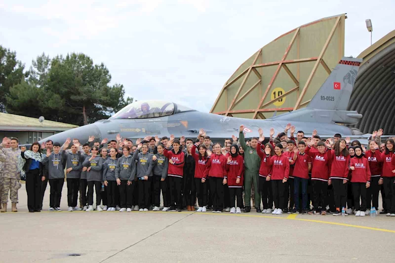 Merzifon 5’inci Ana Jet Üs Komutanlığında pilotlar 19 Mayıs’ı gençlerle kutladı
