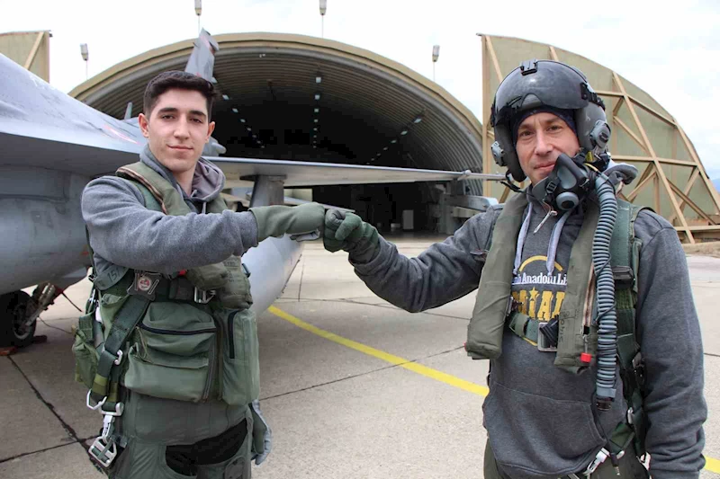 Merzifon 5’inci Ana Jet Üs Komutanlığında pilotlar 19 Mayıs’ı gençlerle kutladı
