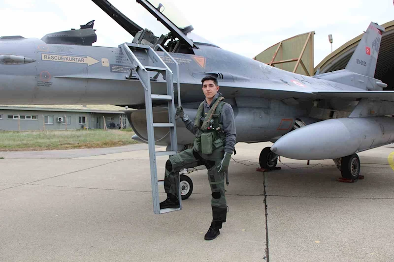 Merzifon 5’inci Ana Jet Üs Komutanlığında pilotlar 19 Mayıs’ı gençlerle kutladı
