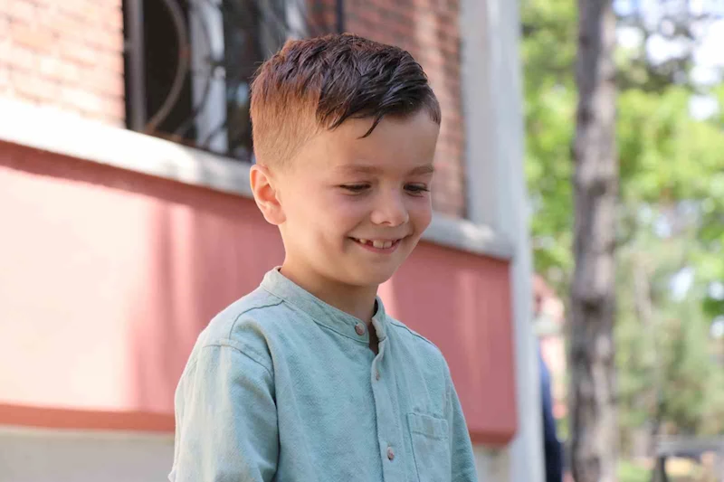 7 yaşındaki çocuk, kendisiyle yakından ilgilenen hemşireyi duygulandırdı
