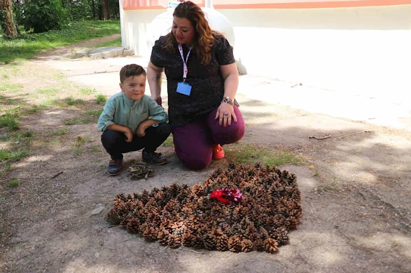 7 yaşındaki çocuk, kendisiyle yakından ilgilenen hemşireyi duygulandırdı
