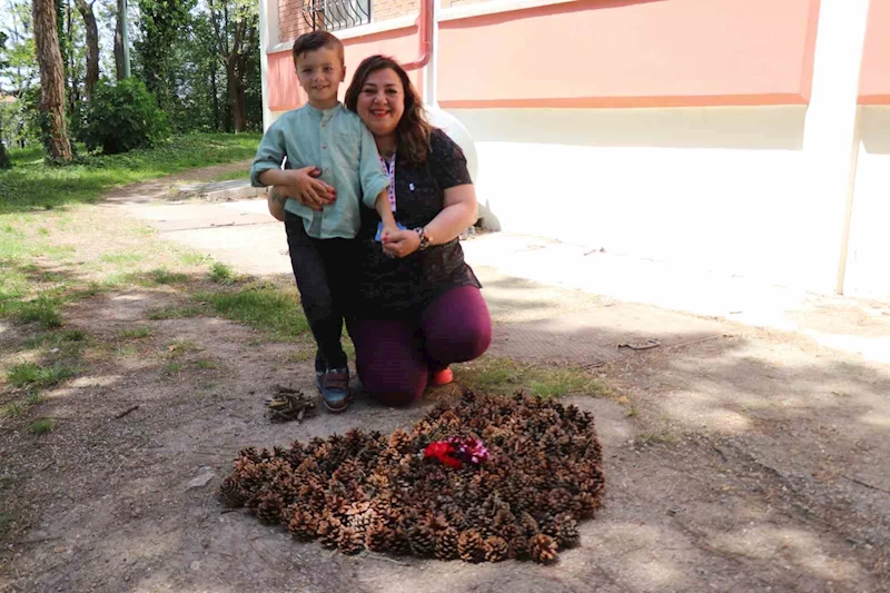7 yaşındaki çocuk, kendisiyle yakından ilgilenen hemşireyi duygulandırdı
