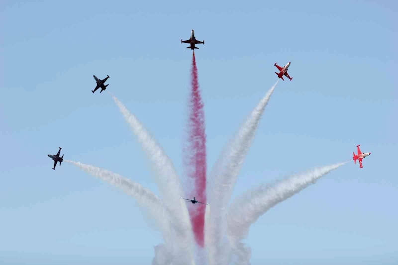 İlk kez gösteri uçuşu yapan HÜRJET hayran bıraktı

