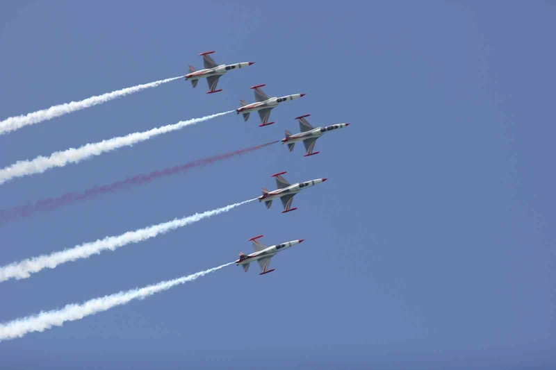 İlk kez gösteri uçuşu yapan HÜRJET hayran bıraktı
