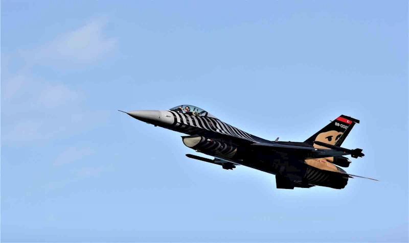 İlk kez gösteri uçuşu yapan HÜRJET hayran bıraktı
